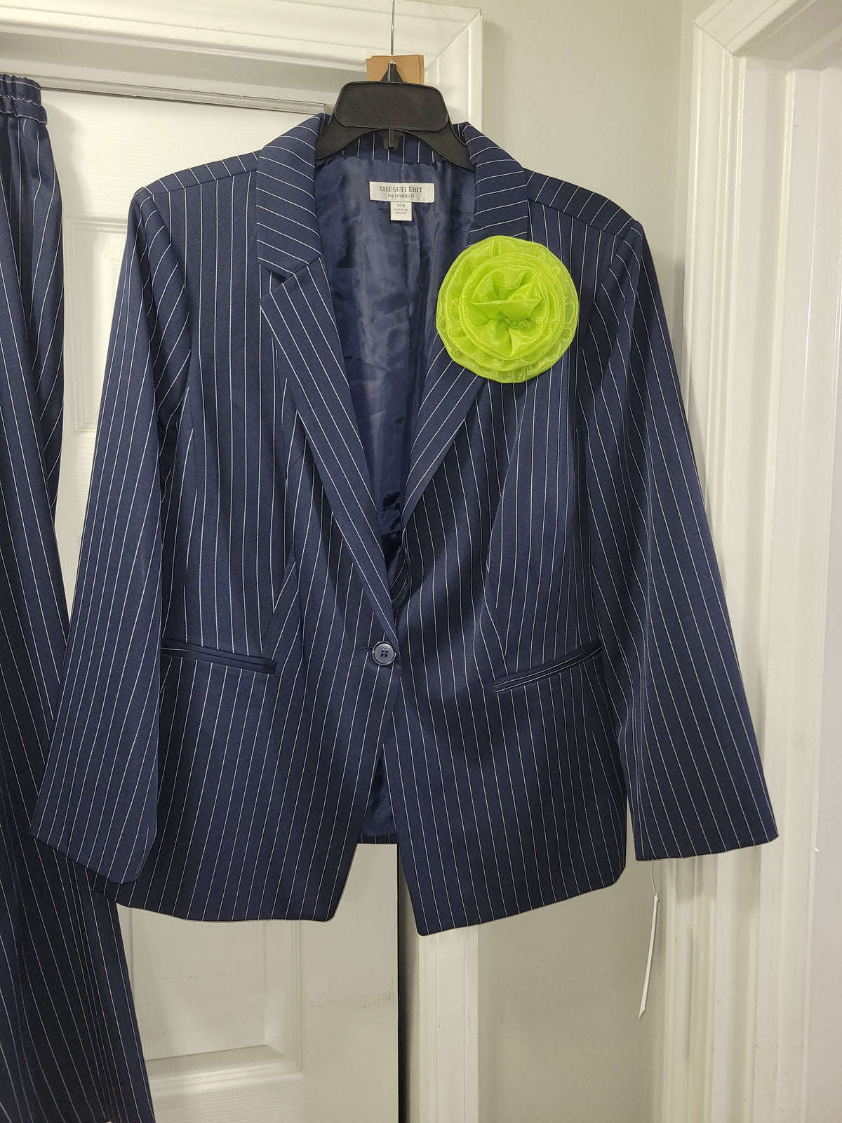 Sizes 20w & 22w Navy pinstriped pants suit with a chartreuse green flower brooch that really sets it off!!
