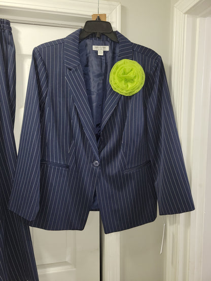 Sizes 20w & 22w Navy pinstriped pants suit with a chartreuse green flower brooch that really sets it off!!
