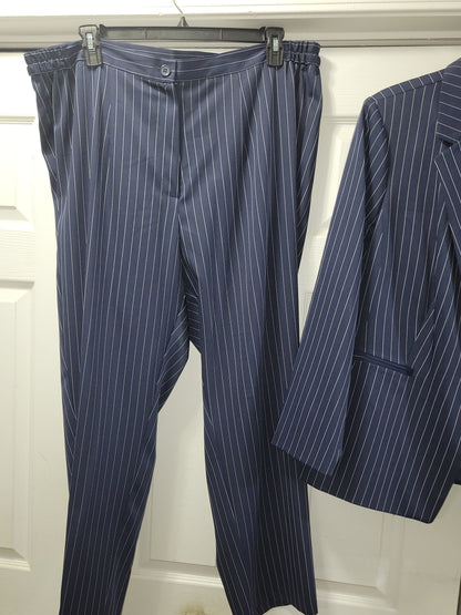 Sizes 20w & 22w Navy pinstriped pants suit with a chartreuse green flower brooch that really sets it off!!